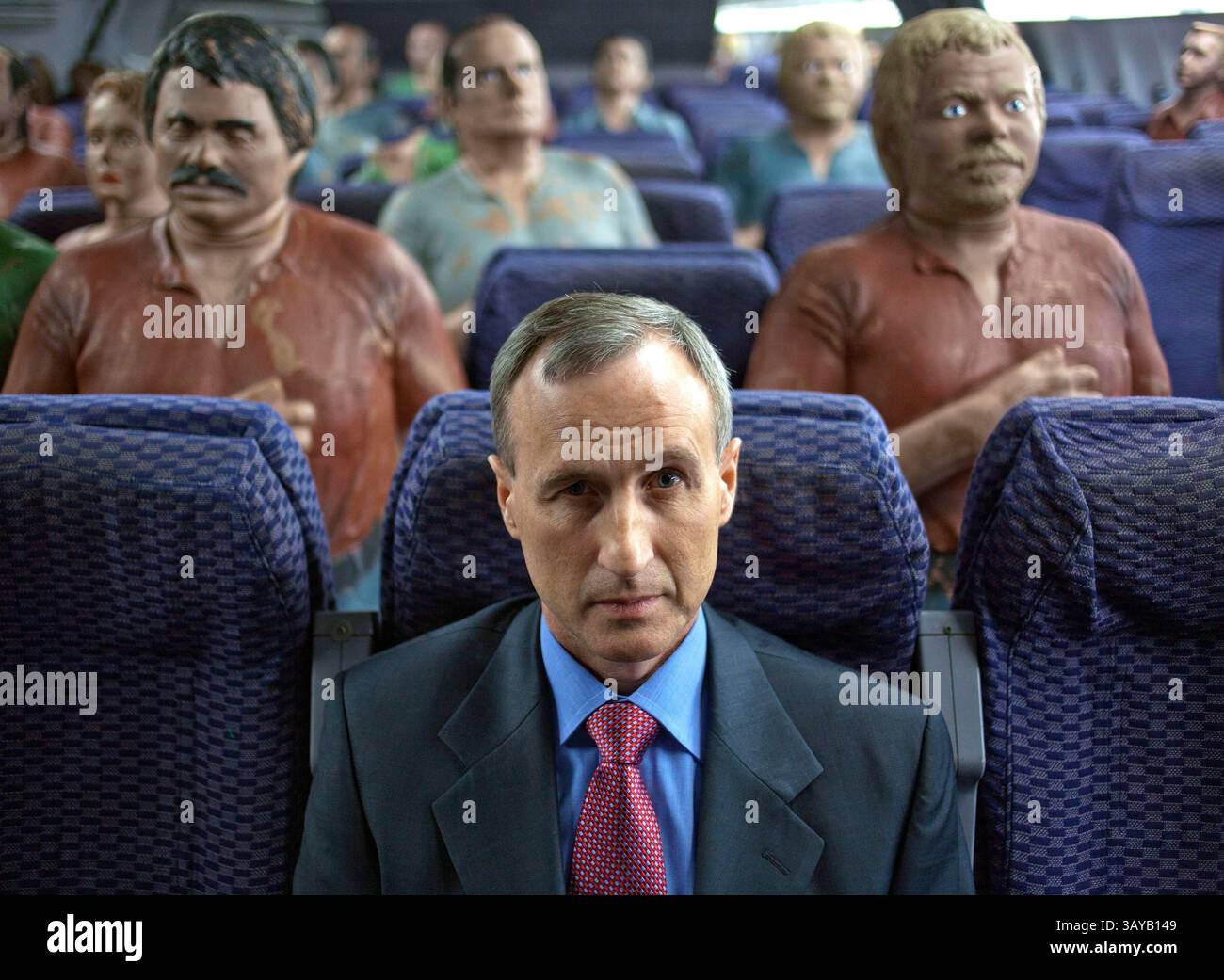 31 marzo 2010 - Ottawa, Ontario, Canada - Air Marshall Training. L'assistente Commissario PAT MCDONELL, a capo dell'unità di polizia protettiva RCMP, che include gli ufficiali di volo, posa per una foto tra manichini cavalcati da proiettile all'interno di una fusoliera di un aereo antincendio vivo in un centro di addestramento della Royal Canadian Mounted Police Air Marshall. L'RCMP aiuta ad addestrare i marshalls aerei di decine di paesi in questa struttura. (Immagine di credito: © Pawel Dwulit/zReportage.com/ZUMA) Foto Stock