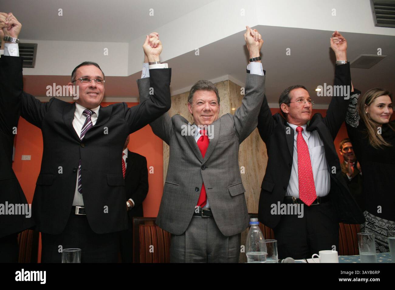 02 giugno 2010 - (02/06/2010) BOGOTA 01 GIUGNO 2010. ADHESION DEL PARTIDO CONSERVADOR A LA CAMPAÃ‘A DE JUAN MANUEL SANTOS DEL PARTIDO DE LA ''U'' A LA PRESIDENCIA DE LA REPUBLICA..FOTO FERNANDO RUIZ (IMMAGINE DI CREDITO: © EL TIEMPO/GDA/ZUMAPRESS.COM) Foto Stock