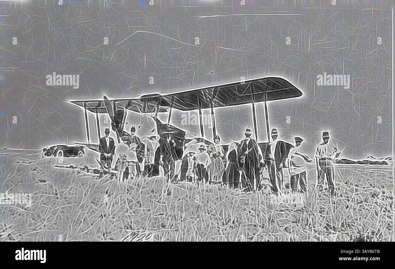 Un gruppo di persone si riunisce intorno a un primo aereo, impegnandosi in quelli che sembrano essere preparativi o riparazioni, in uno scenario di terra aperta. La scena cattura l'emozione e l'innovazione dei primi aerei. Negative - astanti con l'Avro 504 Aircraft, Queensland, 1920, Un piccolo gruppo di astanti con un aereo che sembra essere un Avro 504 dotato di un motore Sunbeam Dyak., arte classica con un tocco moderno reinventato da Artotop Foto Stock