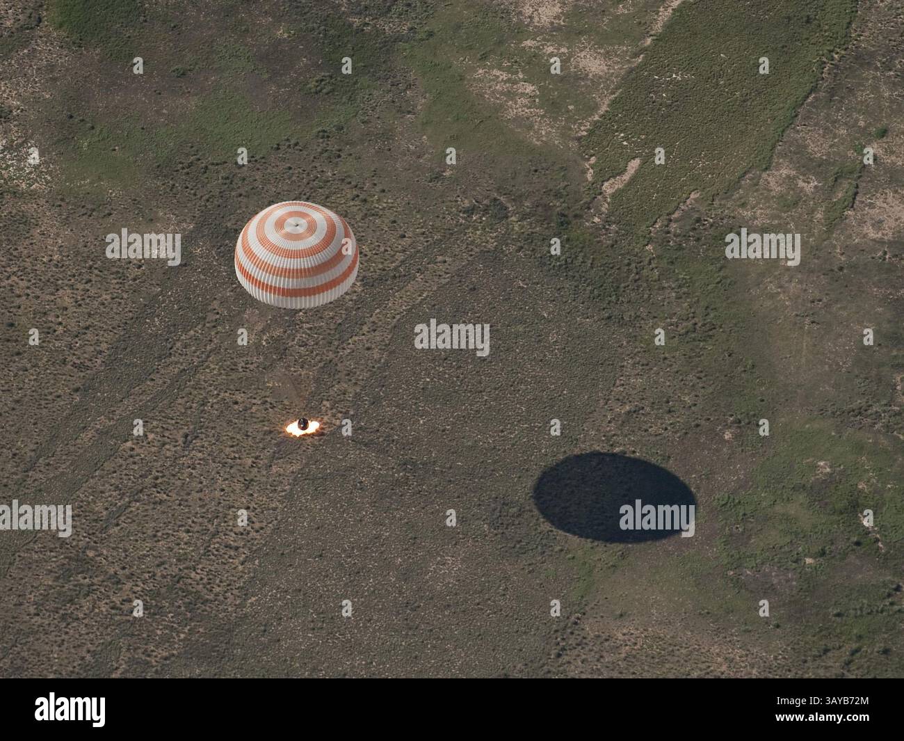 2 giugno 2010 - Dzhezkazgan, Kazakistan - la navicella Soyuz TMA-17 è vista come atterra con il comandante della Expedition 23 Oleg Kotov e gli ingegneri di volo T.J. Creamer e Soichi Noguchi vicino alla città di Dzhezkazgan, Kazakistan. L'astronauta Creamer della NASA, il cosmonauta russo Kotov e l'astronauta giapponese Noguchi stanno tornando da sei mesi a bordo della stazione spaziale Internazionale, dove hanno servito come membri dell'equipaggio della Expedition 22 e 23. (Immagine di credito: © Bill Ingalis/NASA/ZUMApress.com) Foto Stock
