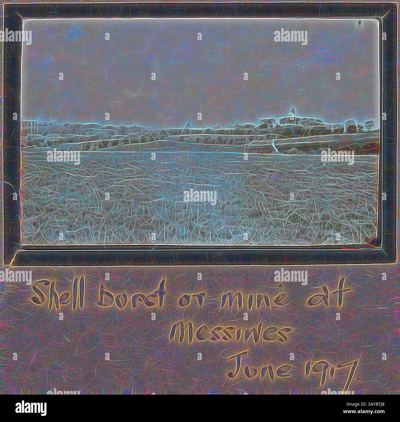 Un paesaggio che raffigura una vista di Messines, segnato dalle conseguenze di un'esplosione di una conchiglia o di una mina, con una data indicata come giugno 1917. Il terreno riflette un senso di importanza storica e tumulto., fotografia - "Shell Burst", Mesen, Belgio, sergente John Lord, prima guerra mondiale, 1917 giugno, fotografia in bianco e nero che mostra un'esplosione di una conchiglia o di una mina a Mesen (Messines) nel giugno 1917. Il 7 giugno 1917 fu lanciata un'offensiva britannica contro le forze tedesche a Mesen con l'obiettivo di catturare una roccaforte appena a sud-est di Ypres. Una delle caratteristiche centrali della battaglia Foto Stock