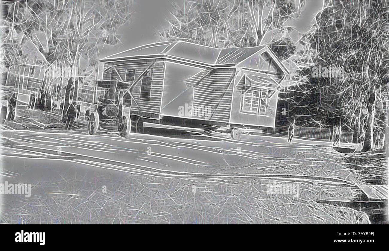 Un edificio rustico si trova accanto ad un veicolo in un'area boscosa, con alberi che incorniciano la scena. La struttura ha un tetto inclinato e finestre multiple che riflettono un'affascinante estetica di campagna. Negativo - Bendigo, Victoria, circa 1925, Un motore a trazione a vapore utilizzato per spostare una casa. La casa è sostenuta da montanti diagonali. La casa e il motore stanno trasformando un angolo di strada. Arte classica con un tocco moderno reinventata da Artotop Foto Stock