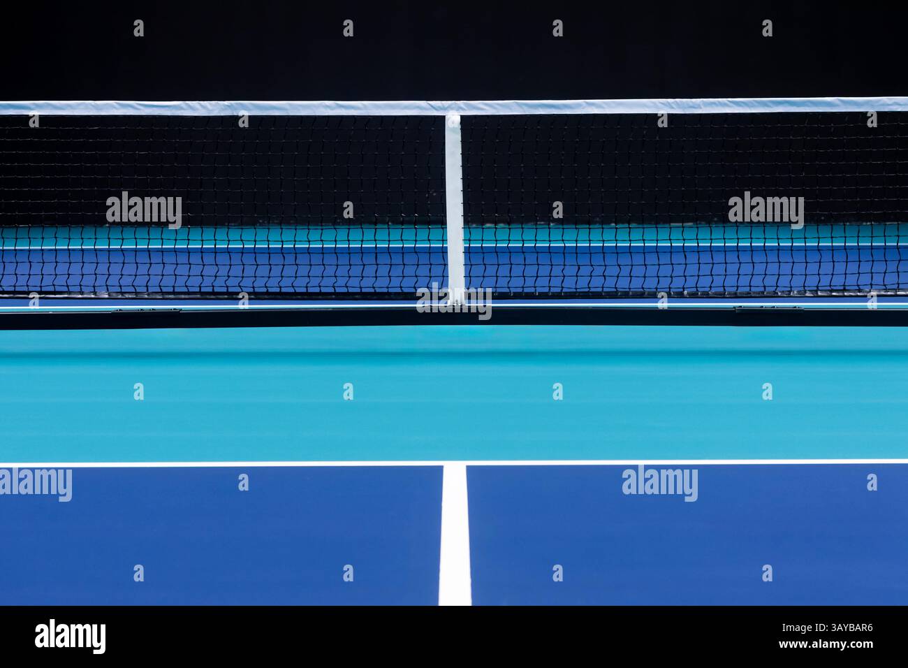 Palla da picchetto, paddle tennis e rete da tennis su campo blu. Concetto di competizione di tennis. Poster sportivo orizzontale, biglietti di auguri, intestazioni, sito Web Foto Stock