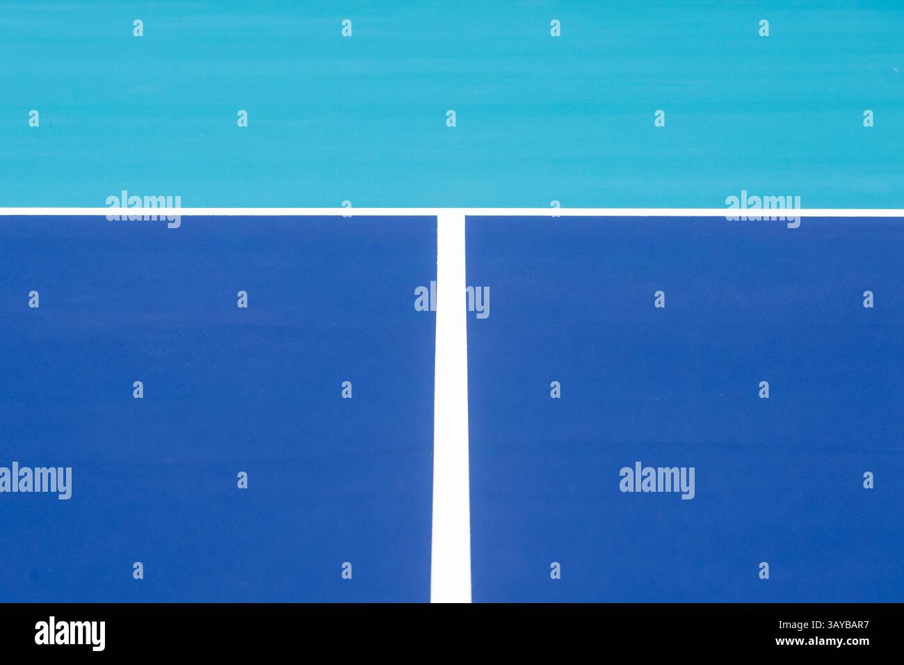 Campo da picnic, paddle tennis e tennis blu. Concetto di competizione di tennis. Poster sportivo orizzontale, biglietti di auguri, intestazioni, sito Web Foto Stock