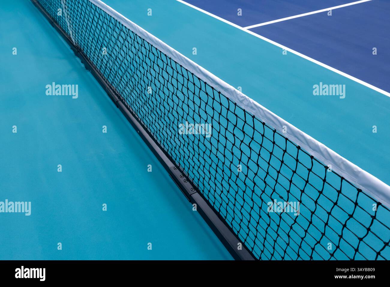 Palla da picchetto, paddle tennis e rete da tennis su campo blu. Concetto di competizione di tennis. Poster sportivo orizzontale, biglietti di auguri, intestazioni, sito Web Foto Stock