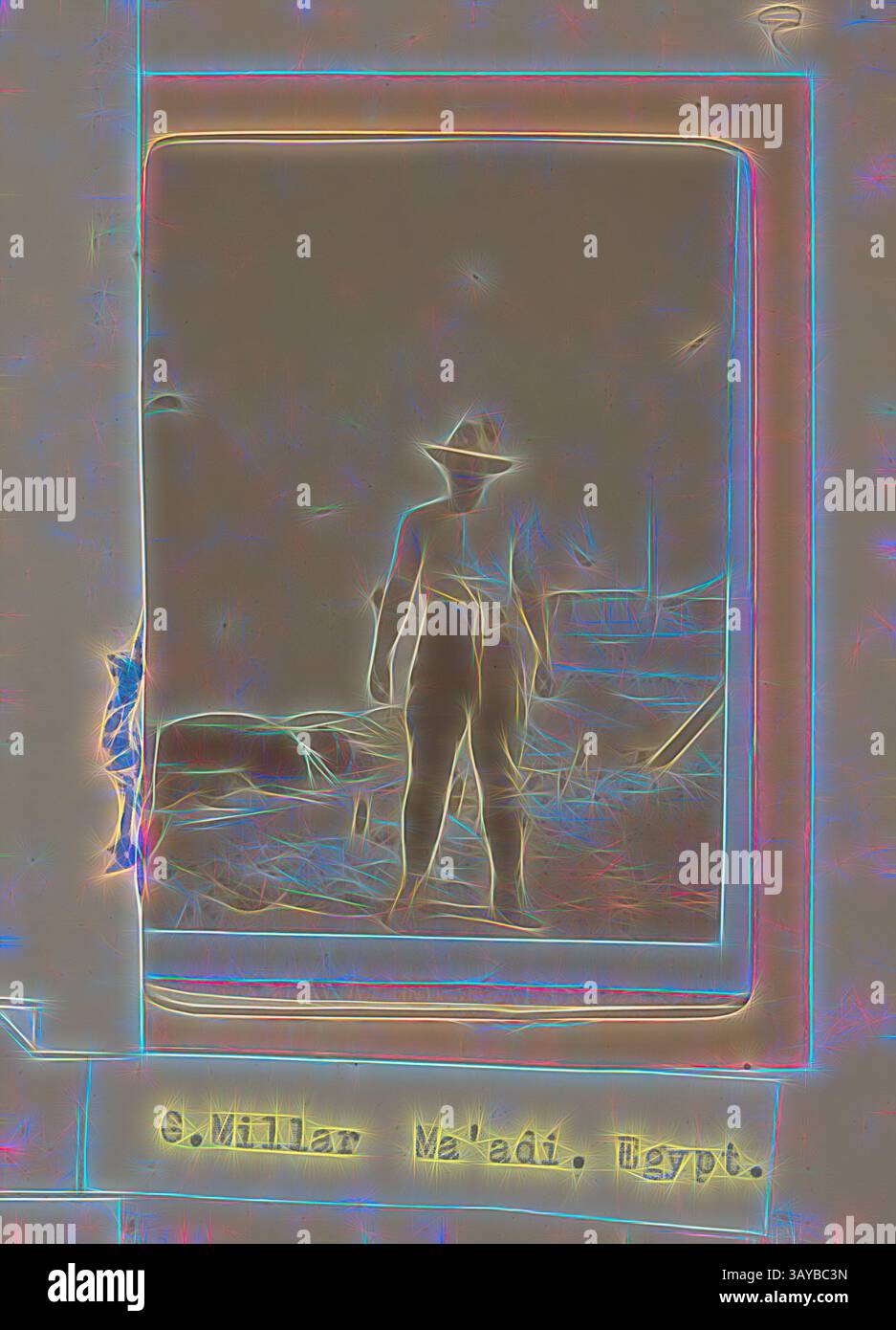 Una figura sorge in un ambiente rurale, vestito con un abbigliamento semplice con un cappello a tesa larga, circondato da un paesaggio informale che suggerisce la vita quotidiana in una posizione di campagna. La scena suggerisce un contesto storico, evocando un senso di nostalgia e semplicità., fotografia - "G. Millar", Maadi, Egitto, Trooper G.S. Millar, prima guerra mondiale, 1914-1915, una delle 49 fotografie di un album della prima guerra mondiale probabilmente scattate da Troop (poi tenente) G.S. Millar raffigurante il campo di Cavallo leggero in Egitto, 1915, prima di Gallipoli. Immagine raffigurante il Trooper G.S. Millar nel campo di Maadi, Egitto. Il Trooper George Foto Stock