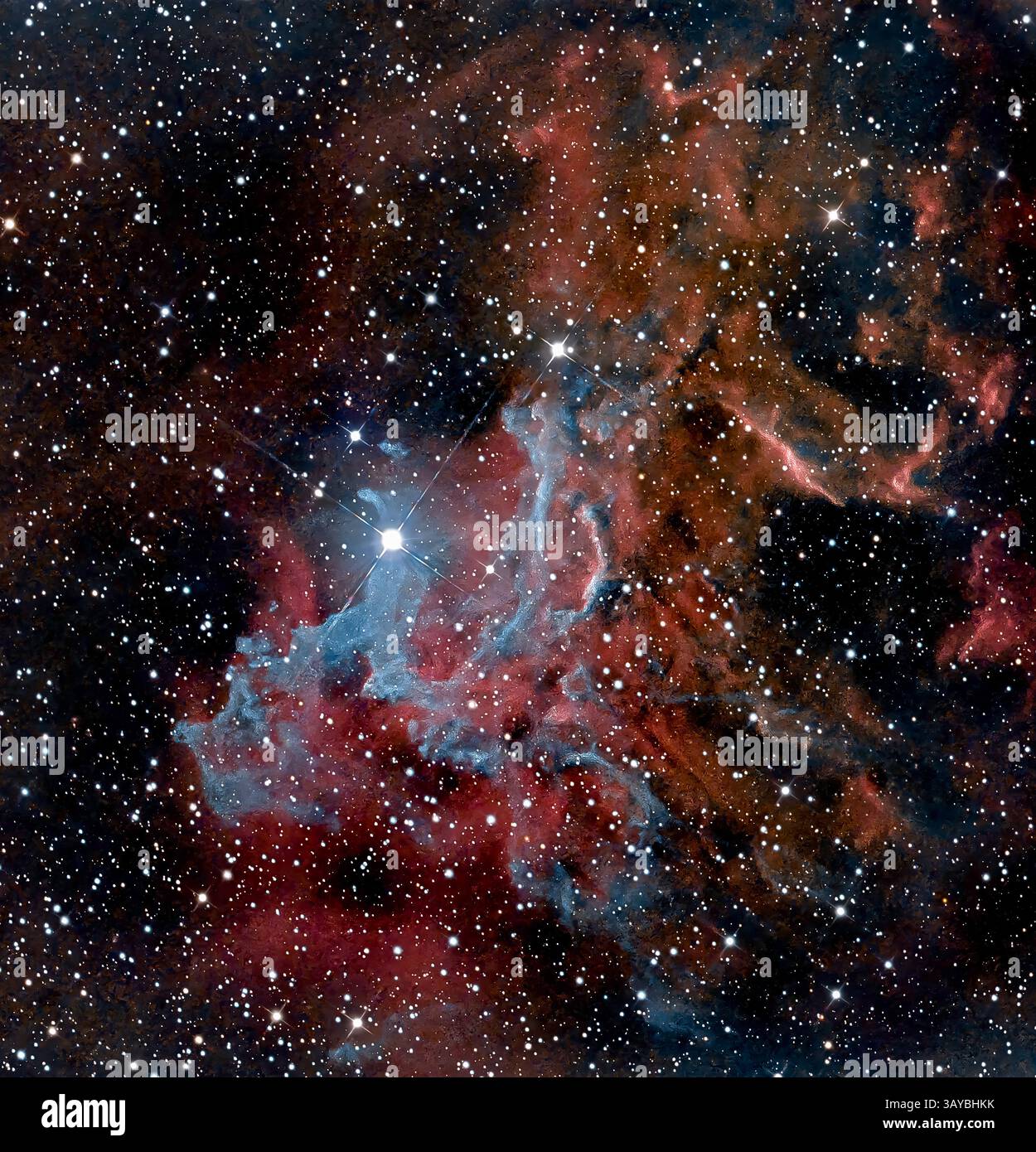 La stella fiammeggiante Nebula (IC 405) nella costellazione Auriga che circonda la stella bluastra AE Aurigae. Foto Stock
