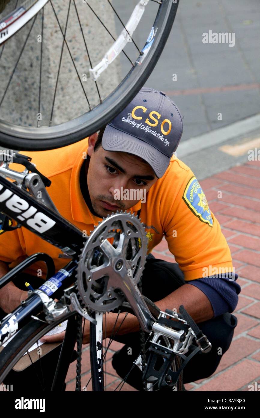 22 maggio 2010 - Berkeley, California, USA - Berkeley Polic registra le biciclette al Bike Away from Work Party il 16° giorno annuale Bike to Work, che promuove la bicicletta come scelta di stile di vita. La East Bay Bicycle Coalition ha installato più di 100 stazioni di energia in tutte le contee di Alameda e Contra Costa. Secondo il direttore del programma della coalizione Dave Campbell, la partecipazione è raddoppiata negli ultimi tre anni e la celebrazione richiede ora un mese intero, tra cui Bike to the Market Day e una serata all'aperto con un proiettore a pedali. (Immagine di credito: © Tim Wagner/ZUMA Press) Foto Stock
