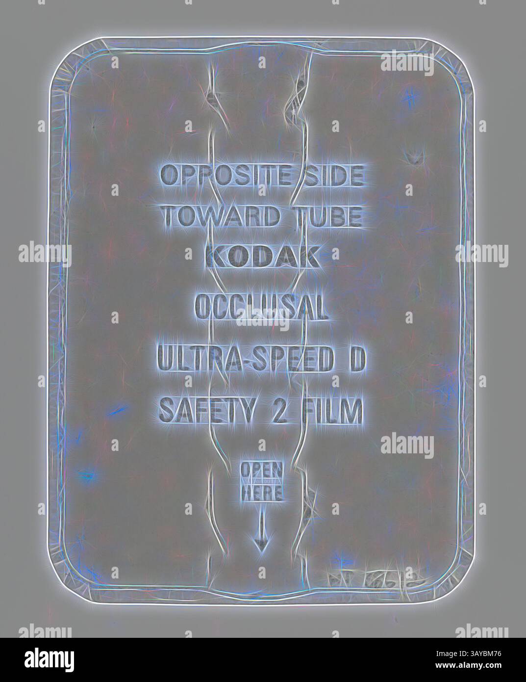 Un pacchetto di pellicole vintage mostra in modo preminente il testo che ne indica le specifiche e le istruzioni per la manipolazione. Il design enfatizza l'orientamento, etichettandolo come Kodak Ultra-Speed D Safety 2 Film, con una chiara direttiva su come aprirlo., Dental Film - Kodak Australasia Pty Ltd, ' Occlusal Ultra-Speed D Safety 2 Film', Kodak Occlusal Ultra-Speed D Safety 2 Film. Questo prodotto fa parte della collezione Kodak di prodotti, materiali promozionali, fotografie e manufatti di vita lavorativa, quando lo stabilimento di produzione di Melbourne a Coburg ha chiuso. prodotto e distribuito in un'ampia gamma di Foto Stock