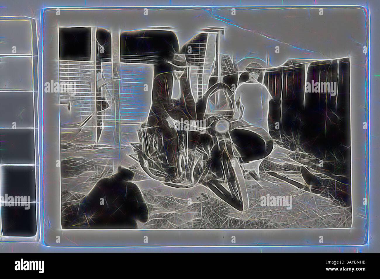 Una persona che guida una motocicletta si trova di fronte a una struttura in legno, mentre un'altra persona osserva nelle vicinanze. La scena trasmette un senso di azione ed esplorazione., Digital Photography - Man on Motorbike with Sidecar, with Mother, Backyard, Brunswick, circa 1935, uomo in moto con side-car, con sua madre in piedi a destra nel cortile. Questa fotografia mostra Joseph Doolan sulla sua motocicletta Indian Chief con sua madre Emily, nel cortile di famiglia, Brunswick, circa 1935., arte classica con un tocco moderno reinventata da Artotop Foto Stock