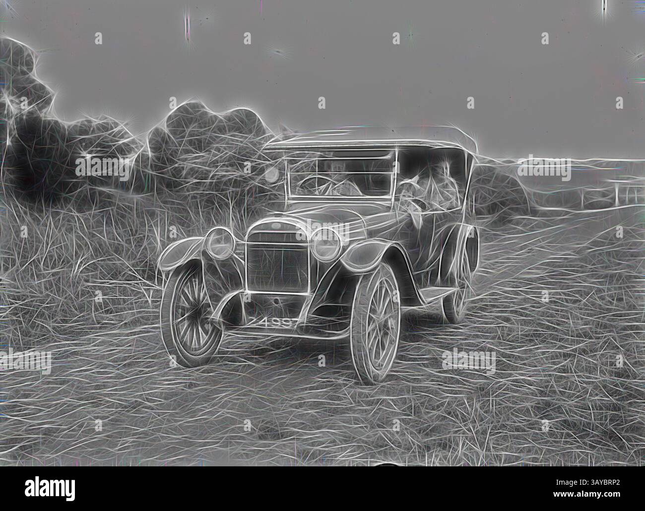 Un'auto d'epoca percorre un sentiero accidentato, circondato da una vegetazione lussureggiante, che evoca un senso di nostalgia e avventura di un'epoca passata. Glass negative - Family in Car on Country Road, circa 1930, Un nero e bianco, mezzo piatto negativo con una fotografia di una famiglia in un'auto su una strada di campagna vicino al mare, circa 1930, arte classica con un tocco moderno reinventato da Artotop Foto Stock