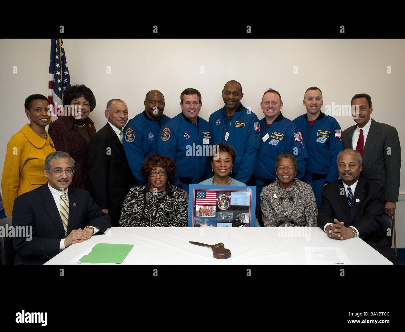 13 gennaio 2010 - Washington, Distretto di Columbia, Stati Uniti - l'amministratore della NASA CHARLES BOLDEN, l'equipaggio della navetta spaziale STS-129 e membri del Congressional Black Caucus durante una foto di gruppo al Campidoglio. Fila posteriore da sinistra a destra: Rappresentante degli Stati Uniti DONNA EDWARDS (D-MD), rappresentante degli Stati Uniti DIANE WATSON (D-CA), amministratore della NASA Charles Bolden, astronauti LELAND MELVIN, MIKE FORMAN, ROBERT SATCHER, BARRY WILMORE, RANDY BREZNIK E MEL WATT (D-NC) DEL RAPPRESENTANTE DEGLI STATI UNITI. Prima fila da sinistra a destra: Rappresentante degli Stati Uniti ROBERT SCOTT (D-va), rappresentante degli Stati Uniti CORRINE BROWN (D-FLA), rappresentante degli Stati Uniti BARBARA LEE (D-CA), rappresentante degli Stati Uniti DONNA CHRISTE Foto Stock