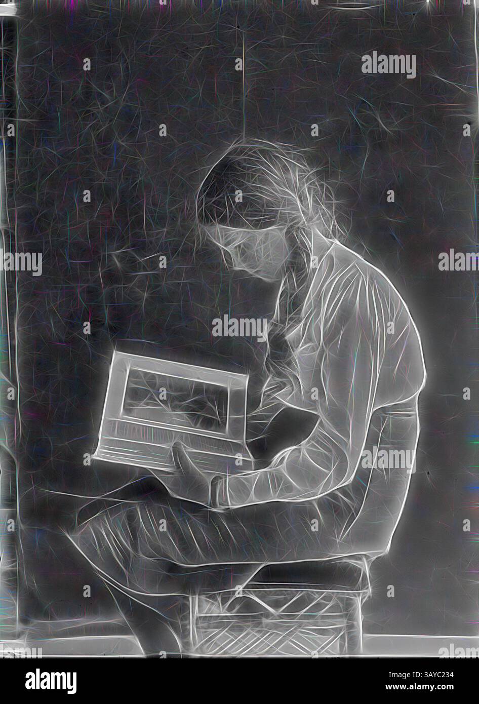 Un giovane si siede tranquillamente, assorbito dalla lettura di un libro, la sua silhouette è delicatamente illuminata su uno sfondo scuro, evocando un senso di introspezione e tranquillità., Glass negative - Jean Wentworth Harvie Reading a Book, Melbourne, circa 1917, Glass plate negative portrait of Jean Wentworth Harvie, probabilmente tra i 12 e i 14 anni. Si pensa che questa fotografia sia stata scattata da suo padre, fotografo di studio, Robert Harvie. C'è una foto simile di sua sorella, Ellison Harvie. Robert William Harvie era un fotografo professionista che, con il suo socio in affari Albert Foto Stock