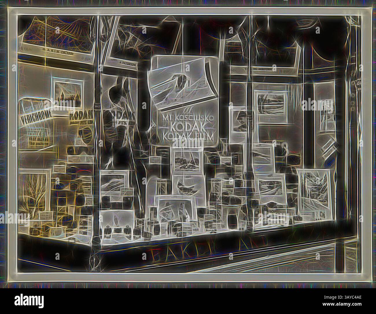 Una vetrina piena di stampe e prodotti fotografici vivaci, che mostra paesaggi e scene naturali, con un marchio importante per il film Kodak. La disposizione richiama l'attenzione dello spettatore sulle immagini artistiche e sulla nostalgia della fotografia cinematografica., fotografia - Kodak, Shopfront display, 'at Mt. Kosciusko', circa 1934-1936, esposizione sul fronte dello shopping "al Mt. Kosciusko' che mostra macchine fotografiche, fotografie, accessori fotografici e attrezzature. Una delle cinquantantasei fotografie in un album raffiguranti le vetrine della Kodak Australasia Pty Ltd della metà degli anni '1930 Windows in genere Foto Stock