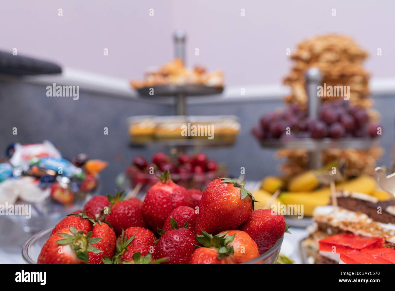 Una bella e deliziosa esposizione di frutta e pasticceria, perfetta per qualsiasi evento o celebrazione Foto Stock
