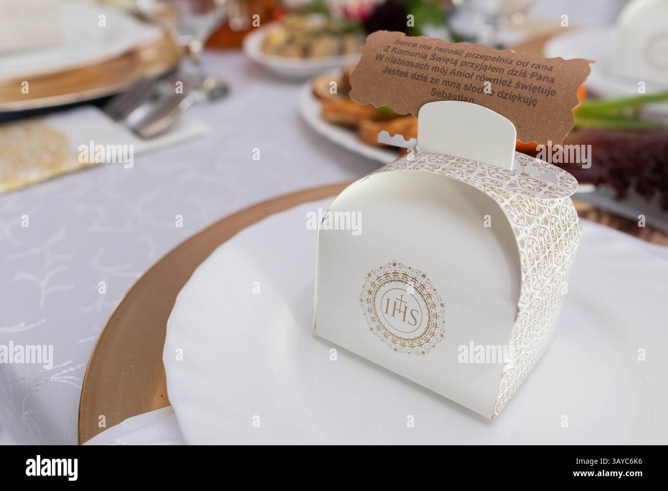 Un'elegante confezione regalo è presentata splendidamente in un ambiente festoso e invitante Foto Stock