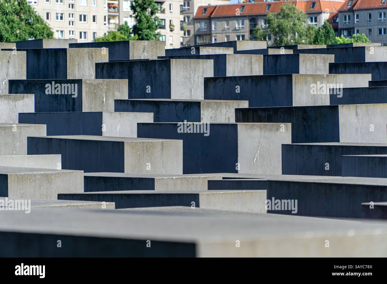 Stele di cemento al Memoriale dell'Olocausto di Berlino, Germania, formando una griglia che simboleggia la perdita e la memoria. Foto Stock