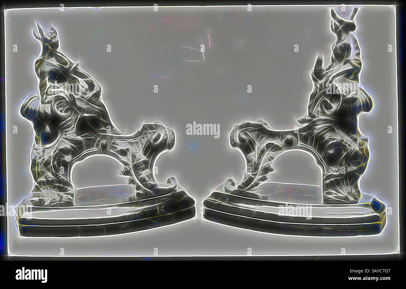 Due sculture astratte con forme intricate e vorticose si trovano fianco a fianco su una base, mostrando forme dinamiche e un gioco di luci e ombre. I disegni organici evocano un senso di movimento, invitando gli spettatori ad esplorare i dettagli e i contorni. Lantern Slide - Figurative Bronze Fire Dogs, neoclassico, 1909-1930, uno di una serie di novanta lanterne magiche contenenti immagini di manufatti, opere d'arte, arti decorative, interni e mobili che sembrano appartenere a varie collezioni di musei e gallerie nel Regno Unito. La Collezione Francis di apparato precinematografico ed effemera Foto Stock