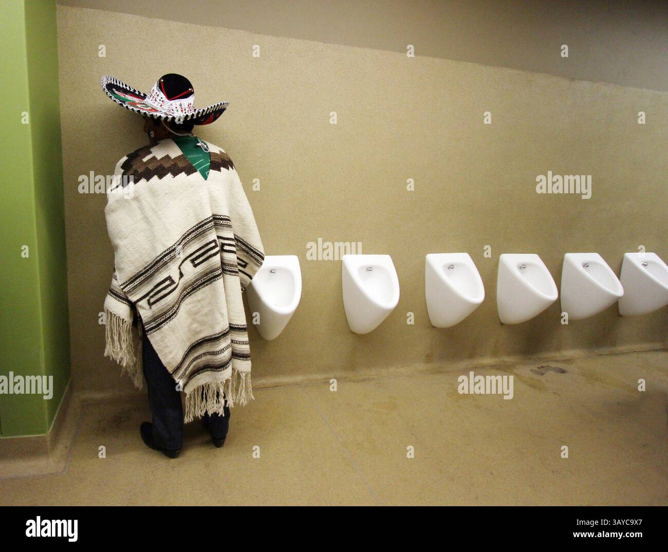 Un fan messicano va in bagno..Coppa del mondo FIFA 2010 gruppo A..Sud Africa V Messico..11 giugno 2010.(immagine di credito: Â© David Klein/Sportimage/Cal Sport Media)(immagine di credito: © David Klein/Cal Sport Media/ZUMApress.com) Foto Stock