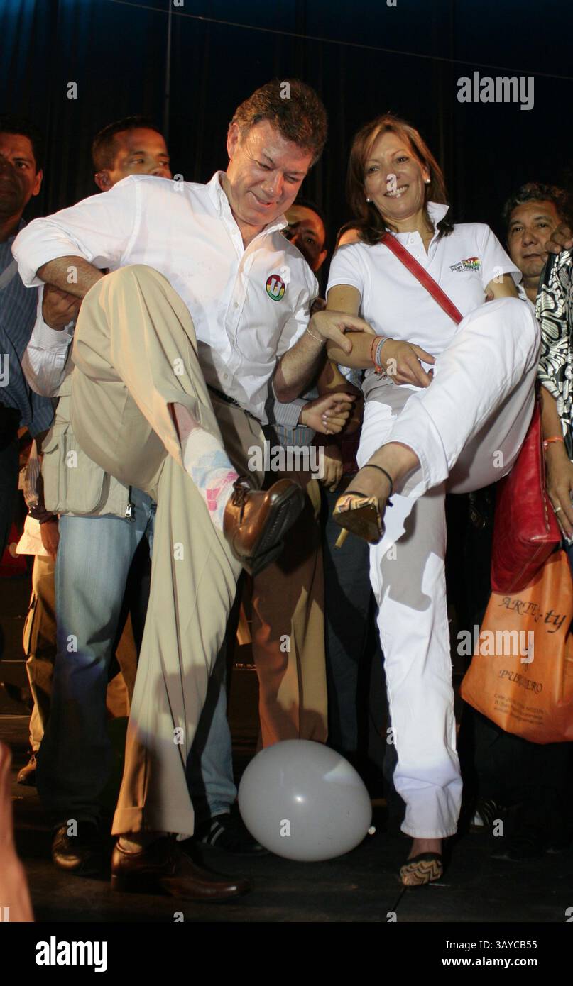 12 giugno 2010 - (12/06/2010) BUCARAMANGA 10 GIUGNO 2010. EL CANDIDATO A LA PRESIDENCIA JUAN MANUEL SANTOS SE HIZO PRESENTE EN BUCARAMANGA..FOTO FERNANDO RUIZ (IMMAGINE DI CREDITO: © EL TIEMPO/GDA/ZUMAPRESS.COM) Foto Stock