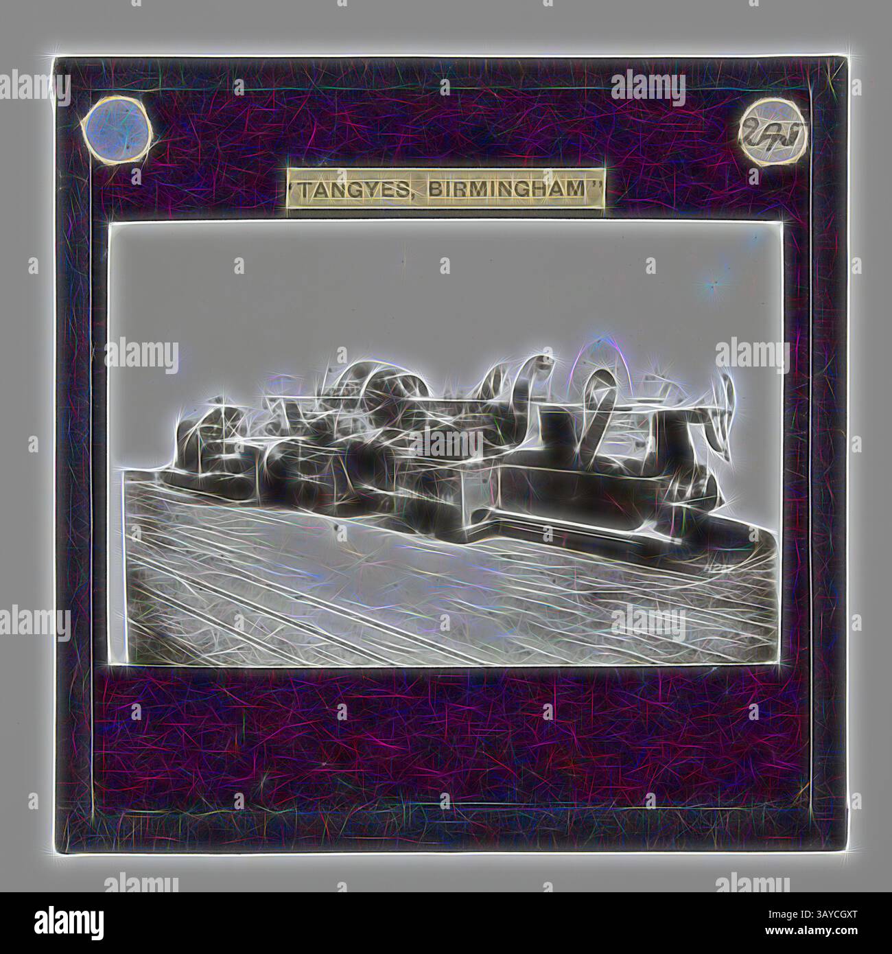 Una collezione di antichi piani per la lavorazione del legno esposti su un tavolo, evidenziando le loro forme e la loro maestria artigianale. L'ambientazione presenta un'etichetta che indica "Tangyes, Birmingham., Lantern Slide - Tangyes Ltd, Axle Lathe, circa 1910, una delle 239 guide di lanterna in vetro raffiguranti prodotti fabbricati dagli ingegneri della Tangyes Limited di Birmingham, Inghilterra. Le immagini includono vari prodotti quali motori, pompe centrifughe, pompe idrauliche, produttori di gas, macchine per la prova dei materiali, presse, macchine utensili, martinetti idraulici, ecc. Tangyes era una società che operava dal 1857 al 1957. Hanno prodotto un Foto Stock