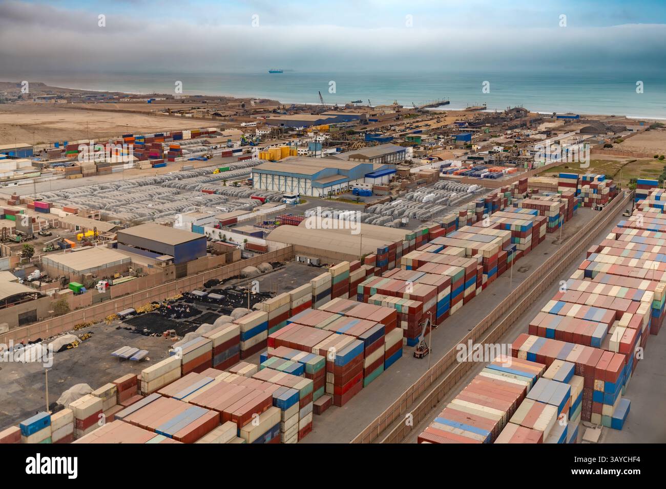 Impianti portuali sulla costa di Lima, nel porto di Callao, Perù, compresi cantieri di container, aree di movimentazione merci e cantieri navali. Foto Stock