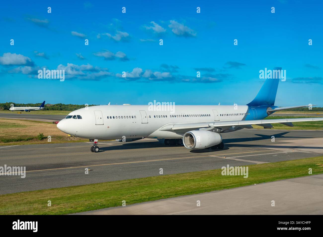 Un Airbus A330 è in fase di rullaggio sulla pista dell'aeroporto di Punta Cana. L'aereo si sta preparando per il decollo. Foto Stock