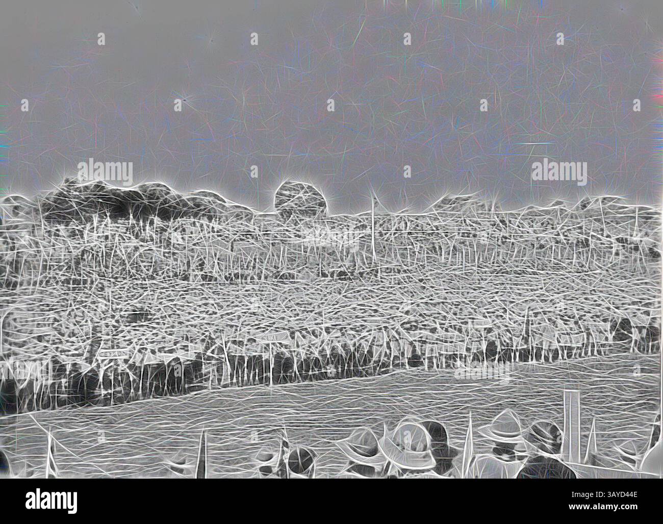 Una grande folla si raccoglie da un corpo d'acqua, con numerose barche visibili in lontananza. La scena è piena di attesa, mentre i partecipanti guardano l'acqua, magari per un evento o una gara, incorniciata da una vegetazione lussureggiante., negative - gruppo di Scout al World Scout Jamboree, Frankston, Victoria, 1935, l'assemblea massiva di scout al World Scout Jamboree di Frankston. I gruppi stanno reggendo cartelli su cui è scritto il nome del loro luogo di origine, come 'Fiji' e 'Ceylon', arte classica con un tocco moderno reinventata da Artotop Foto Stock
