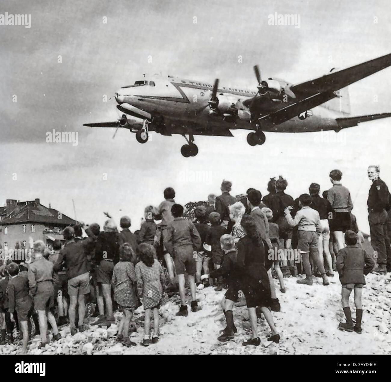 BERLIN AIRLIFT 1948 arrivo di un Douglas C-54 Skymaster all'aeroporto di Tempelhof Foto Stock