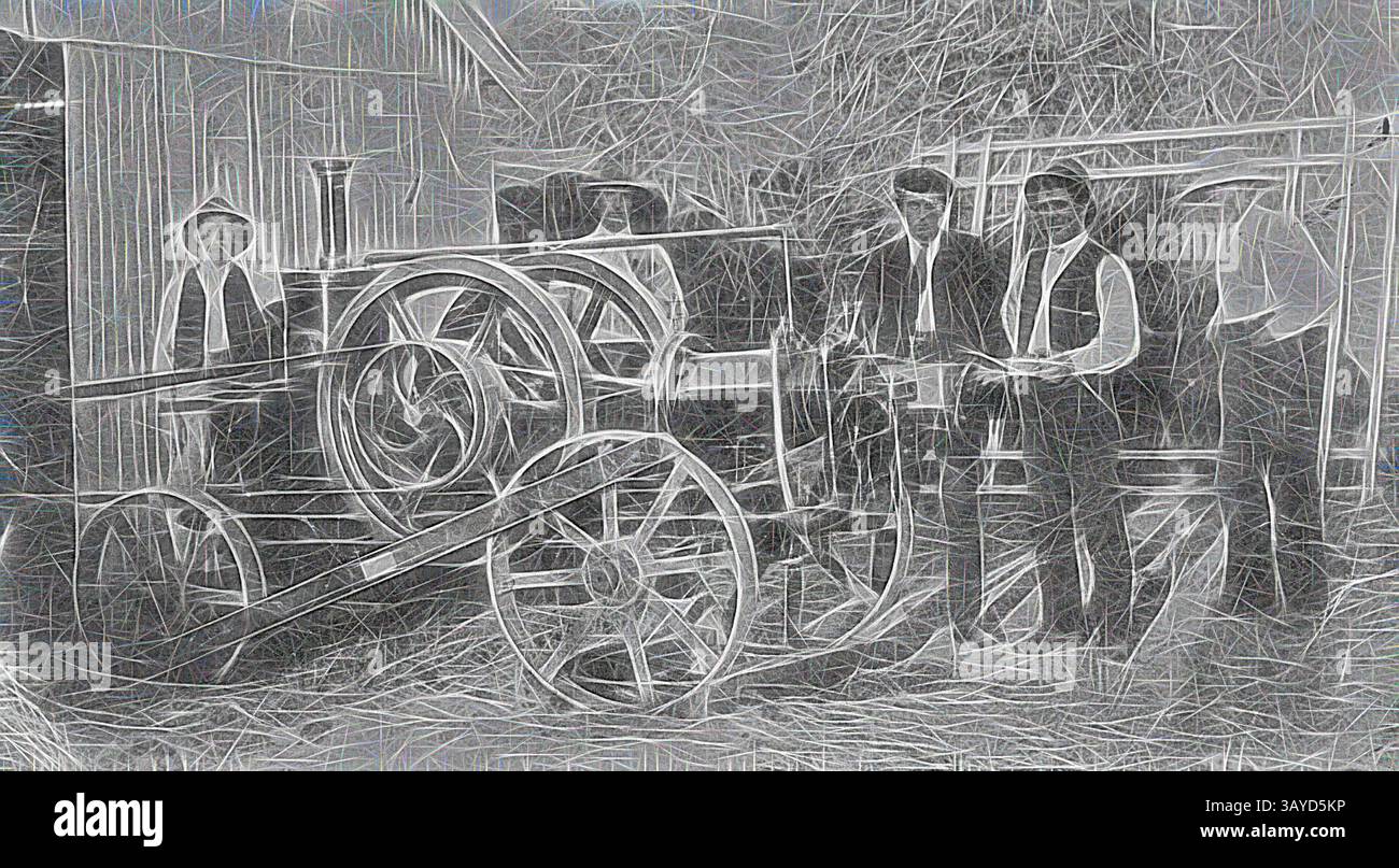 Una scena storica con tre persone riunite intorno a un trattore a vapore d'epoca, con balle di fieno e strutture rustiche sullo sfondo, che evocano un senso di vita agricola di un'epoca passata., negative - Five Men with an 8 HP 'Ronaldson-Tippett' Portable Farm Engine, Wimmera (?), Victoria, 1910, cinque uomini con un motore da fattoria portatile da 8 hp 'Ronaldson-Tippett', probabilmente alla guida di una chaff cutter., arte classica con un tocco moderno immaginato da Artotop Foto Stock