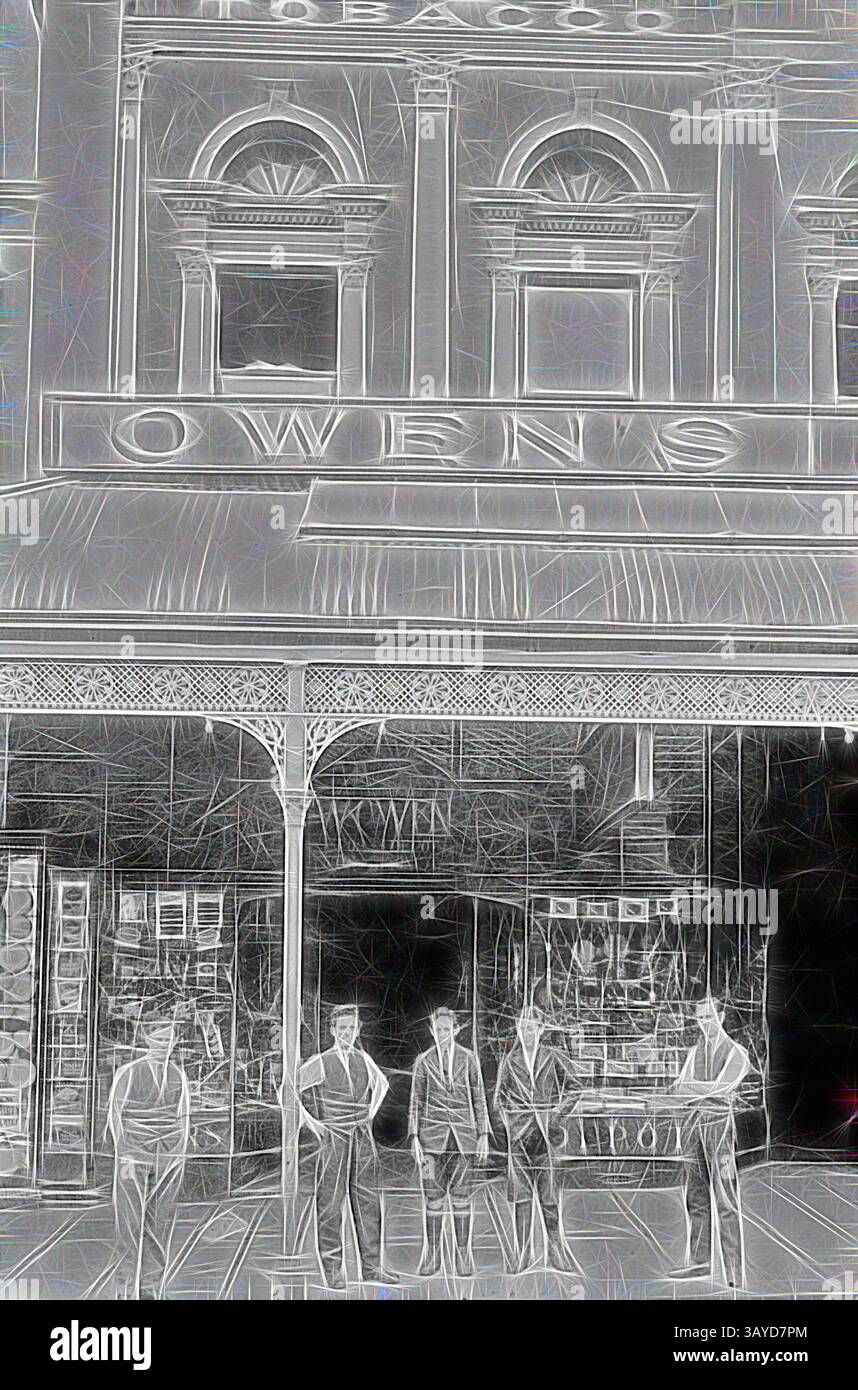 Un negozio d'epoca mostra il nome "Owens", con cinque persone in piedi di fronte con sicurezza, vestite con abbigliamento formale. L'architettura presenta dettagli eleganti, che rimandano a un periodo storico, mentre i segni dei prodotti del tabacco aggiungono carattere alla scena., negative - tre uomini e due ragazzi fuori Owen's Tobacconist, Ballarat, Victoria, circa 1925, tre uomini e due ragazzi fuori Owen's Tobacconist Shop. Sopra la veranda del negozio sono presenti dei lavori di piacello in ferro battuto, arte classica con un tocco moderno reinventata da Artotop Foto Stock