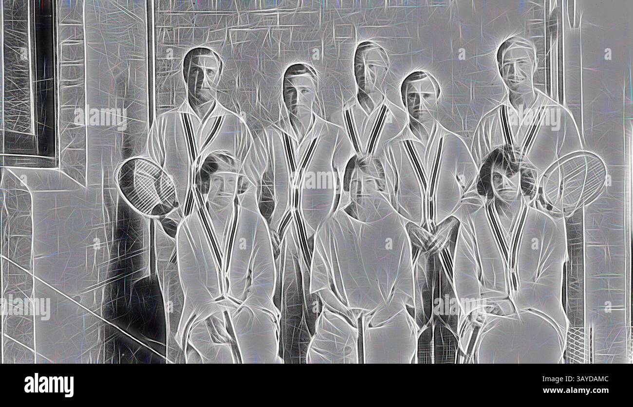 Un gruppo di otto individui, vestiti con abiti coordinati, posa insieme a racchette da tennis. Sembrano pronti per una partita, trasudando cameratismo e spirito atletico. Lo sfondo suggerisce una struttura sportiva che esalta l'atmosfera collaborativa della scena. Negativo - membri di una squadra o Club di Tennis, Victoria, circa 1920, membri di una squadra o di un club di tennis., arte classica con un tocco moderno reinventata da Artotop Foto Stock