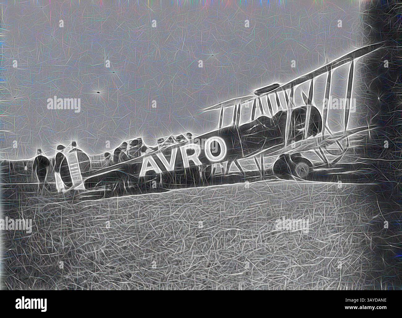 Un primo biplano dell'aviazione con "avro" su un lato si trova su un campo erboso, circondato da un raduno di spettatori, alcuni dei quali ammirano l'aereo. La scena evoca un senso di nostalgia per l'alba del volo., negativo - gruppo di persone accanto a un aereo Avro 504, Longreach, Queensland, circa 1922, Un piccolo gruppo di persone accanto a un aereo Avro 504., arte classica con un tocco di modernità reinventata da Artotop Foto Stock