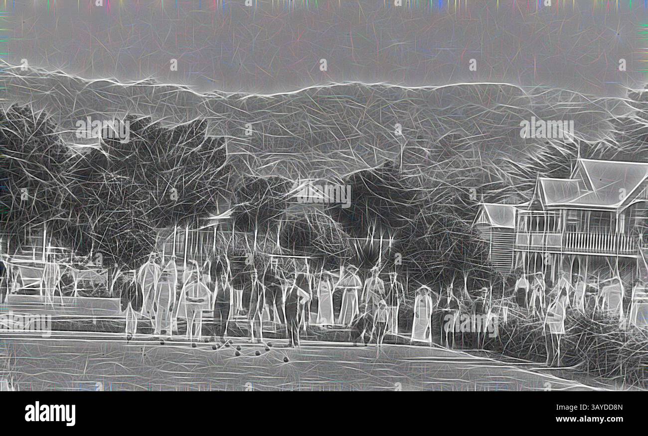 Una folla si raduna in un paesaggio panoramico, con colline lontane che incombono sullo sfondo. Le persone sono impegnate in varie attività, creando un'atmosfera vivace. Le strutture vicine fanno pensare a un raduno di comunità, mentre gli alberi fanno da cornice alla scena, esaltandone la bellezza naturale. Negativo - Bowling Green a 'Erskine House', Lorne, Victoria, intorno al 1916, in primo piano: Il campo da bowling a 'Erskine House', sullo sfondo: Il prato da croquet., arte classica con un tocco moderno reinventata da Artotop Foto Stock
