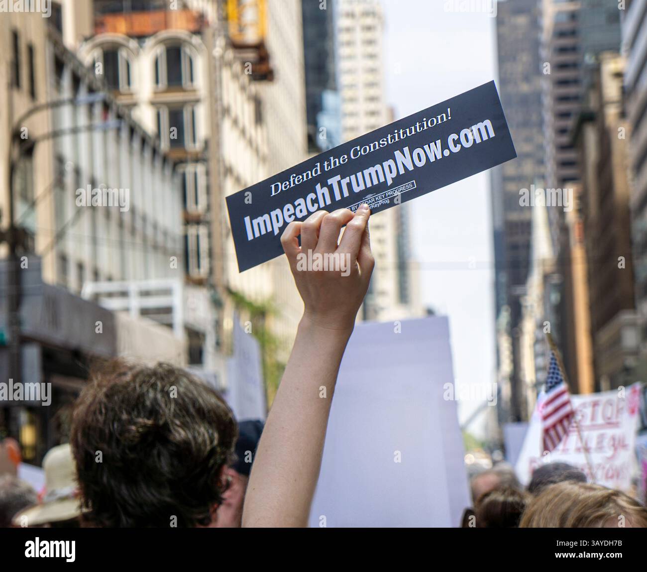 Manifestanti che partecipano alla protesta "Our City, Our Fight: Protect Migrants, Protect the Planet", New York City, New York, 19 aprile 2025 Foto Stock