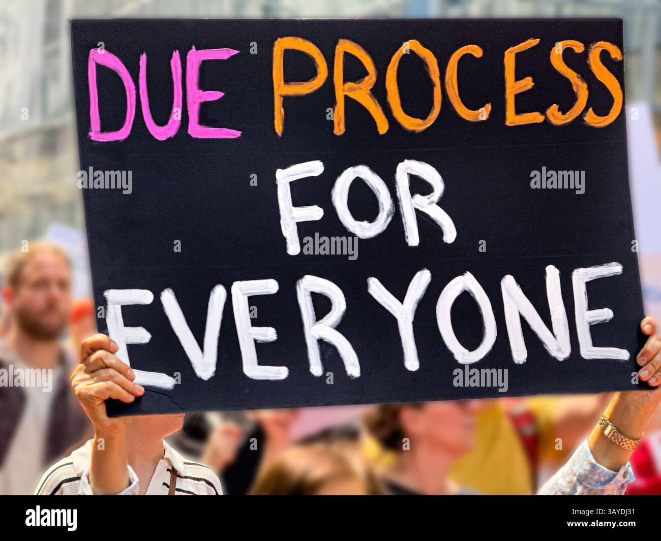 Manifestanti che partecipano alla protesta "Our City, Our Fight: Protect Migrants, Protect the Planet", New York City, New York, 19 aprile 2025 Foto Stock