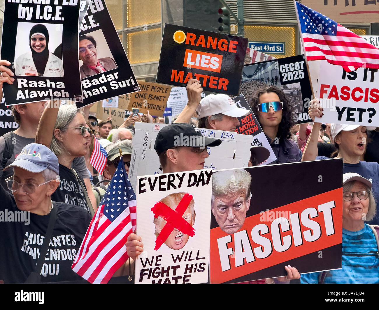Manifestanti che partecipano alla protesta "Our City, Our Fight: Protect Migrants, Protect the Planet", New York City, New York, 19 aprile 2025 Foto Stock