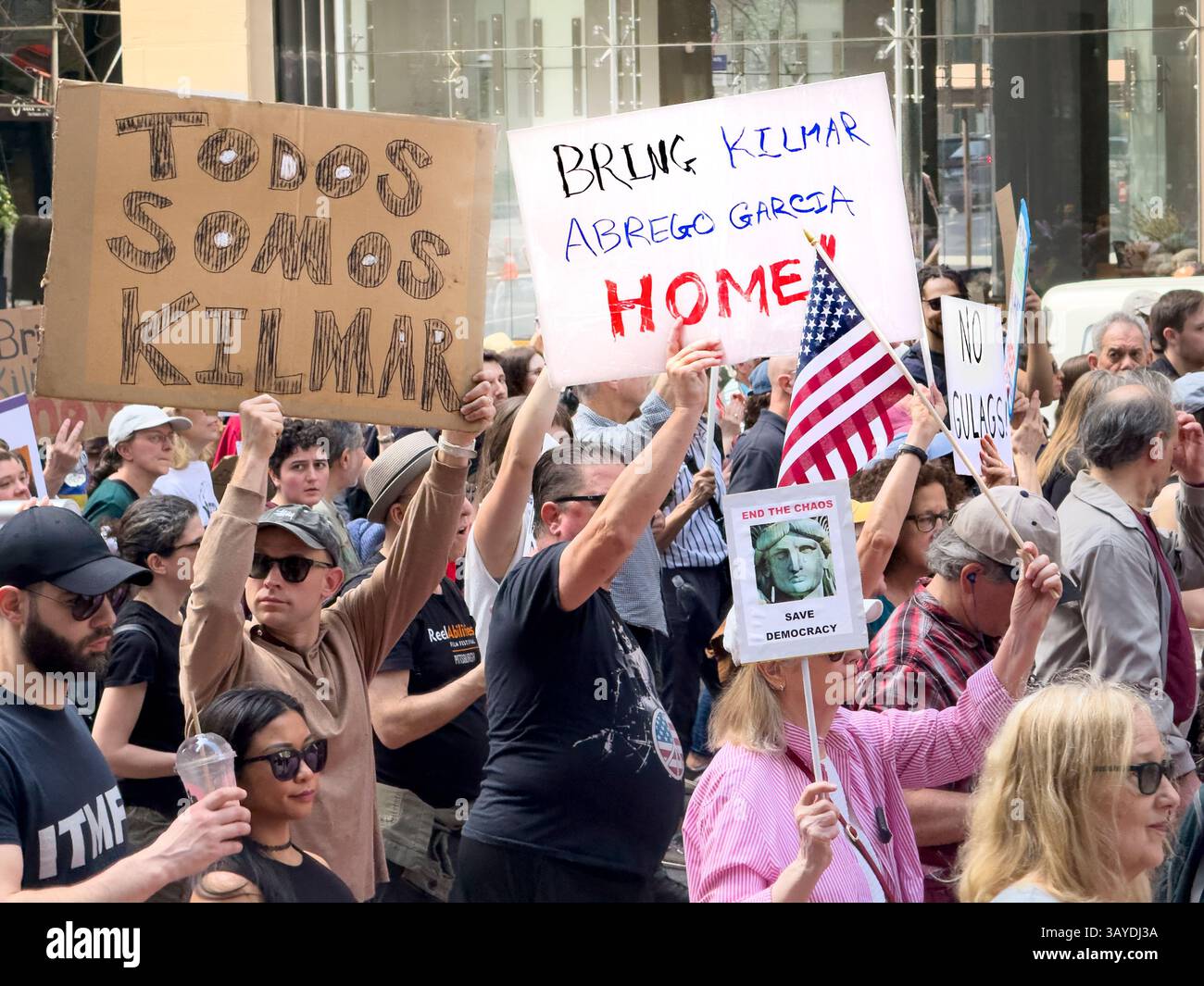 Manifestanti che partecipano alla protesta "Our City, Our Fight: Protect Migrants, Protect the Planet", New York City, New York, 19 aprile 2025 Foto Stock