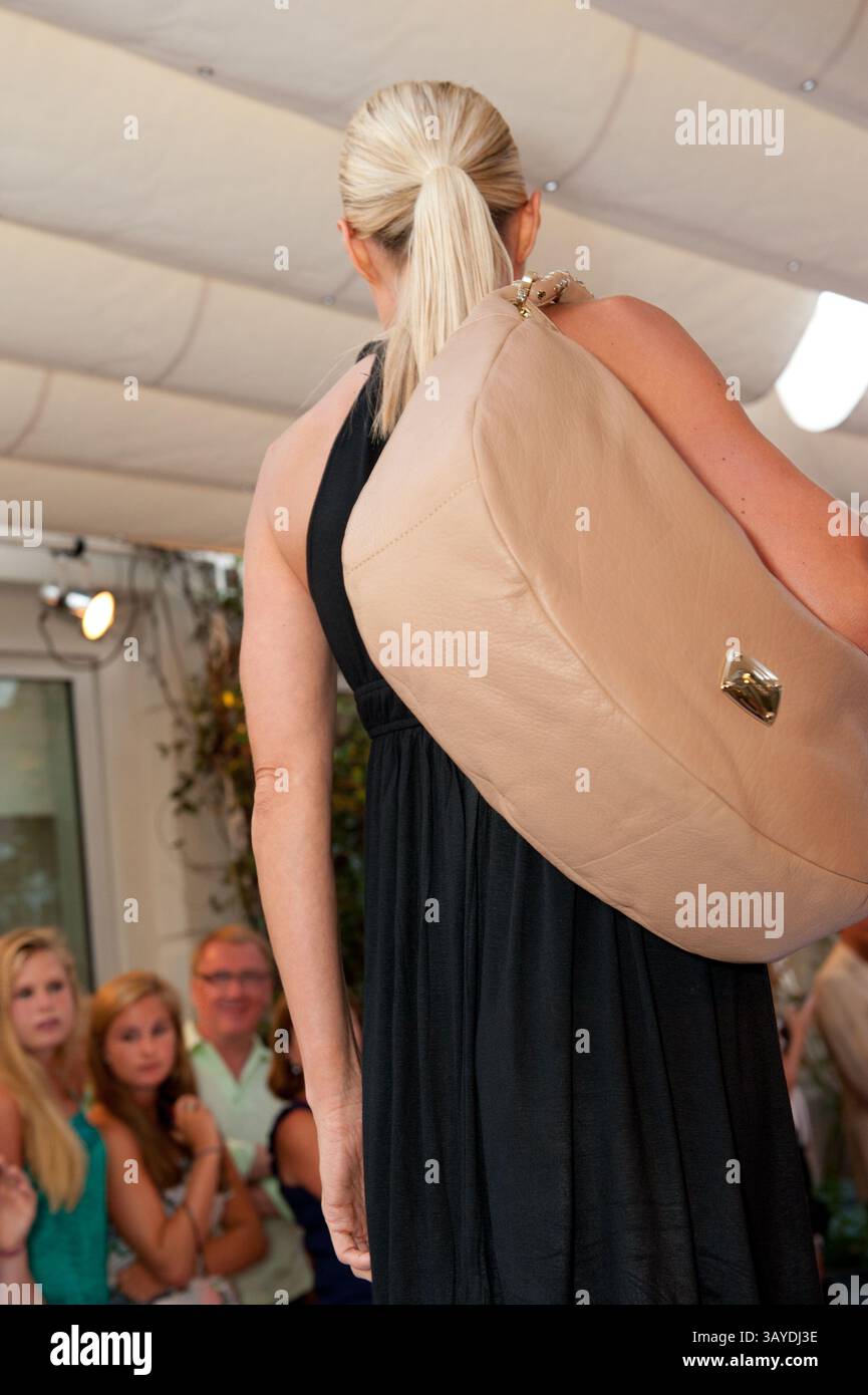 17 giugno 2010 - Palm Beach, Florida, USA - JENNIFER FERLOVE Models durante il Jimmy Choo Fall 2010 Fashion Trunk Show. Con 3 nuove linee per l'autunno: Palm Beach Morning Chic, Fashion Forward ed eleganza serale. (Immagine di credito: © Michele Sandberg/ZUMApress.com) Foto Stock