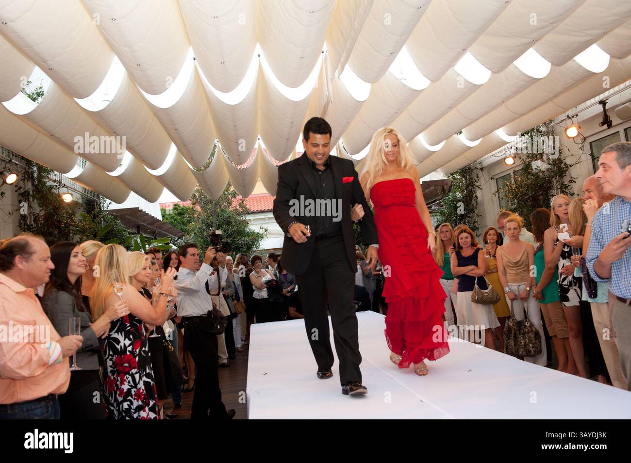 17 giugno 2010 - Palm Beach, Florida, USA - Comopany Lady Lash Studios - trucco per eventi - proprietari GEORGIO FERNANDEZ e MIKAELA FERNANDEZ durante il Jimmy Choo Fall 2010 Fashion Trunk Show. Con 3 nuove linee per l'autunno: Palm Beach Morning Chic, Fashion Forward ed eleganza serale. (Immagine di credito: © Michele Sandberg/ZUMApress.com) Foto Stock