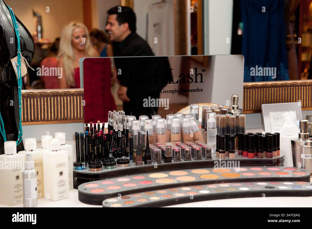 17 giugno 2010 - Palm Beach, Florida, USA - trucco indossato da modelle e proprietari in background MIKAELA FERNANDEZ e GEORGIO FERNANDEZ durante il Jimmy Choo Fall 2010 Fashion Trunk Show. Con 3 nuove linee per l'autunno: Palm Beach Morning Chic, Fashion Forward ed eleganza serale. (Immagine di credito: © Michele Sandberg/ZUMApress.com) Foto Stock
