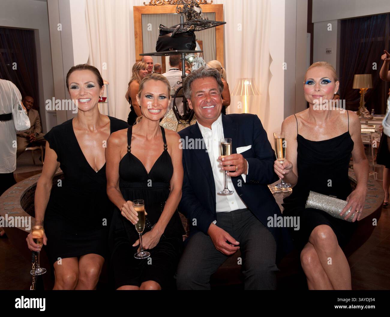 17 giugno 2010 - Palm Beach, Florida, USA - JENNIFER LOVE, KRISTEN SOMMERER, Jimmy Choo Sales associate ANTHONY COLELLO e TIFFANY MARTIN durante il Jimmy Choo Fall 2010 Fashion Trunk Show. Con 3 nuove linee per l'autunno: Palm Beach Morning Chic, Fashion Forward ed eleganza serale. (Immagine di credito: © Michele Sandberg/ZUMApress.com) Foto Stock