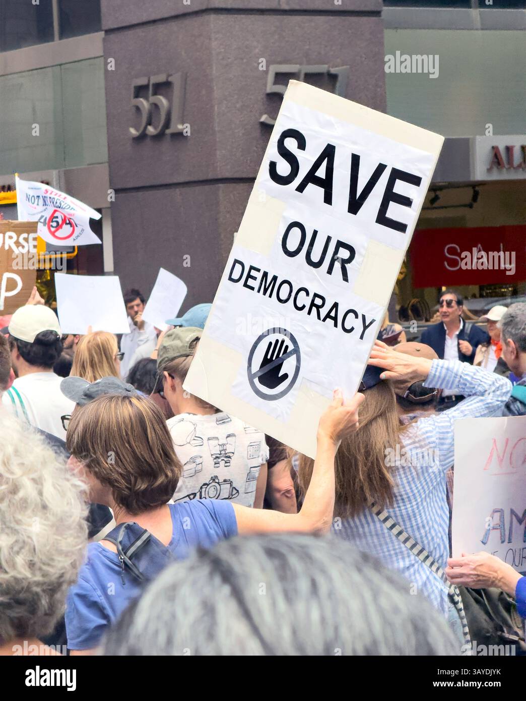 Manifestanti che partecipano alla protesta "Our City, Our Fight: Protect Migrants, Protect the Planet", New York City, New York, 19 aprile 2025 Foto Stock
