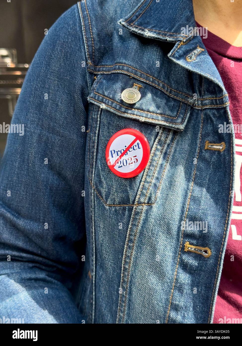 Manifestanti che partecipano alla protesta "Our City, Our Fight: Protect Migrants, Protect the Planet", New York City, New York, 19 aprile 2025 Foto Stock