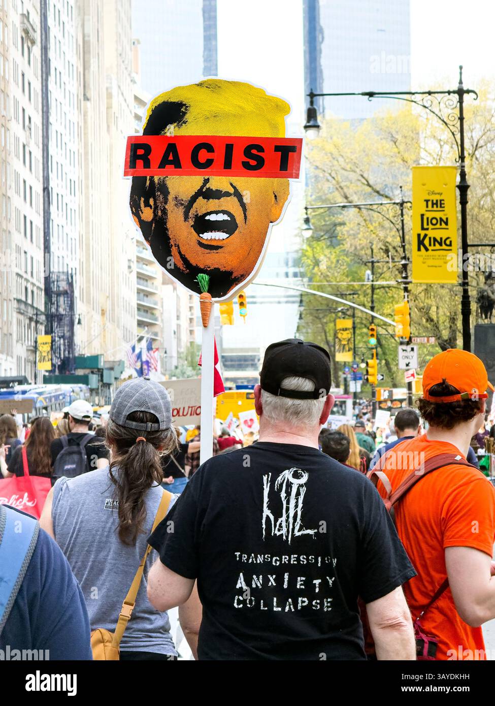 Manifestanti che partecipano alla protesta "Our City, Our Fight: Protect Migrants, Protect the Planet", New York City, New York, 19 aprile 2025 Foto Stock