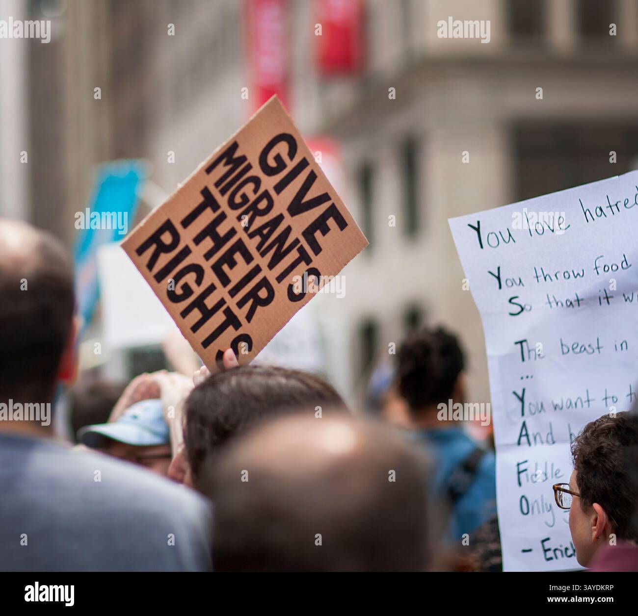 Manifestanti che partecipano alla protesta "Our City, Our Fight: Protect Migrants, Protect the Planet", New York City, New York, 19 aprile 2025 Foto Stock