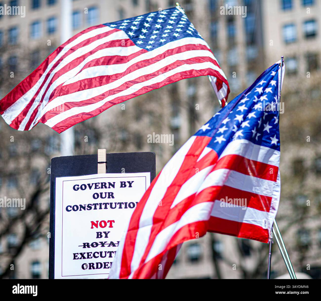 Manifestanti che partecipano alla protesta "Our City, Our Fight: Protect Migrants, Protect the Planet", New York City, New York, 19 aprile 2025 Foto Stock