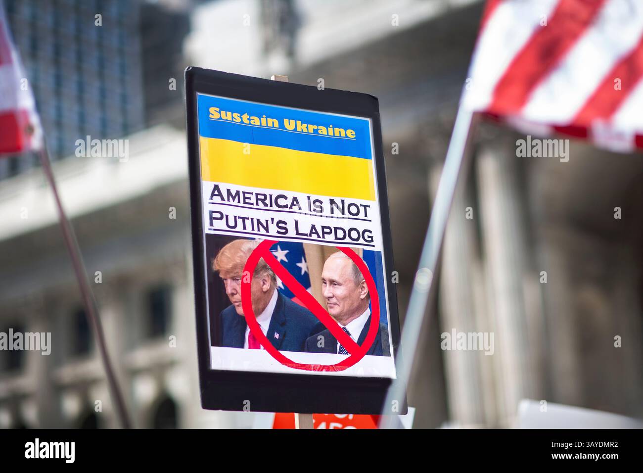 Manifestanti che partecipano alla protesta "Our City, Our Fight: Protect Migrants, Protect the Planet", New York City, New York, 19 aprile 2025 Foto Stock