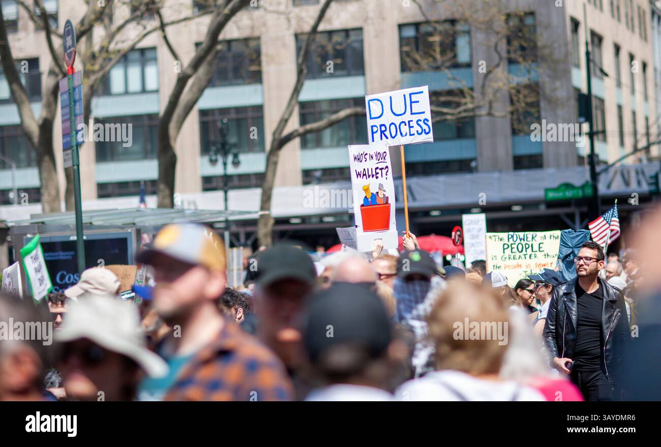 Manifestanti che partecipano alla protesta "Our City, Our Fight: Protect Migrants, Protect the Planet", New York City, New York, 19 aprile 2025 Foto Stock
