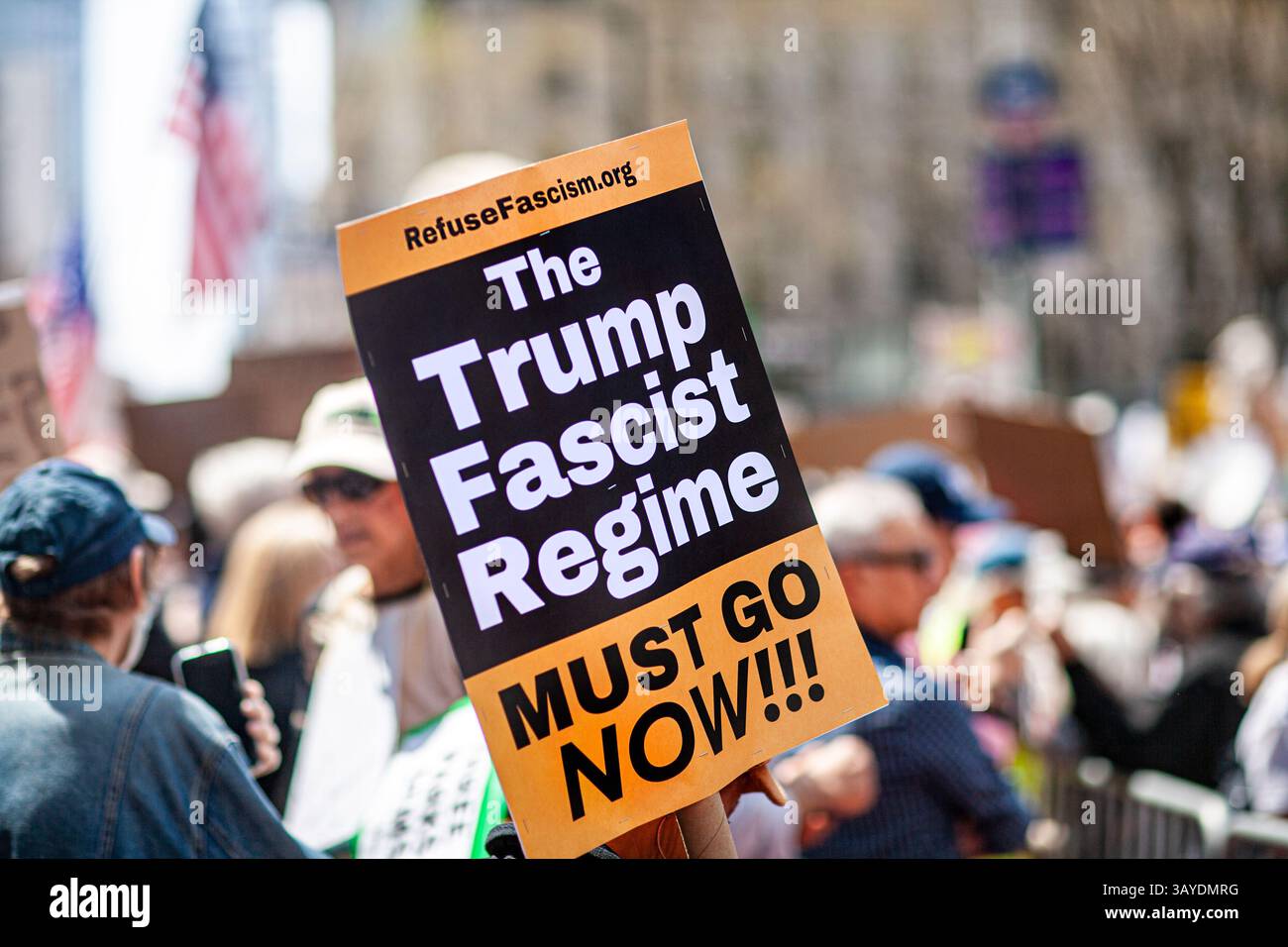 Manifestanti che partecipano alla protesta "Our City, Our Fight: Protect Migrants, Protect the Planet", New York City, New York, 19 aprile 2025 Foto Stock